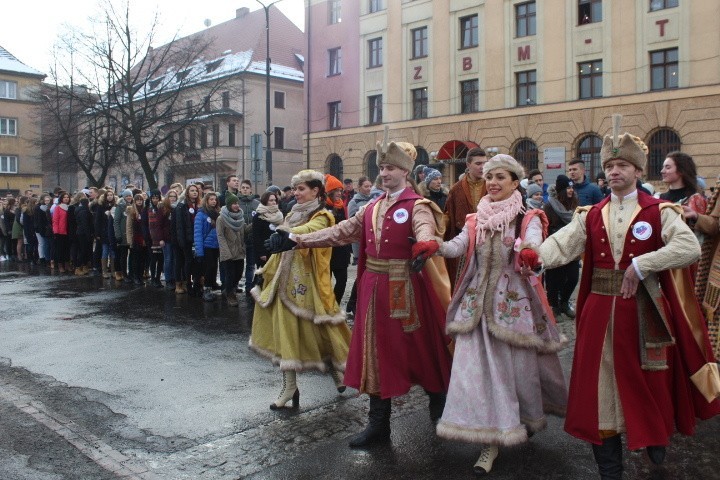 Pół tysiąca par zatańczyło poloneza w Zabrzu