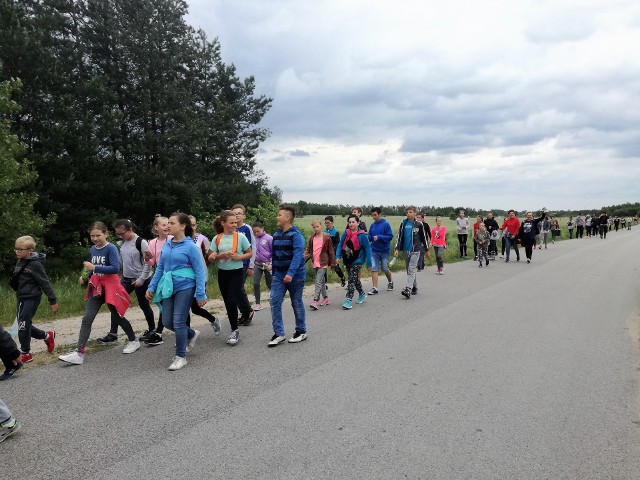 W marszu na trasie Odrzywół - Lipiny wzięli udział uczniowie szkoły podstawowej i Publicznego Gimnazjum w Odrzywole.