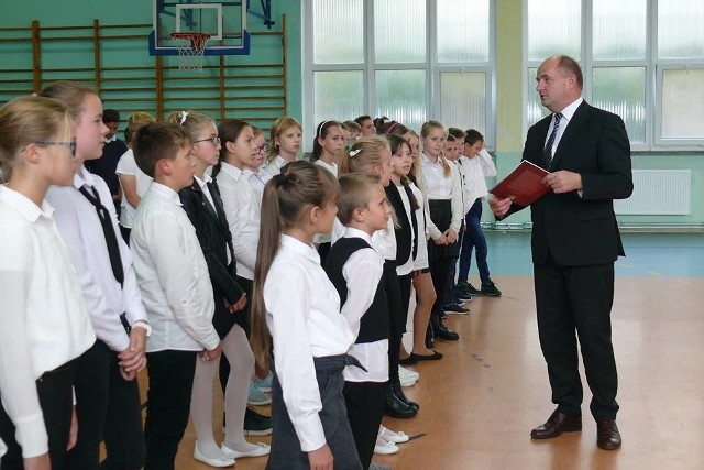 Marszałek Piotr Całbecki spotkał się między innymi z uczniami Zespołu Szkół w Kijewie Królewskim, oglądał też efekty prac w Szkole Podstawowej w Trzebczyku