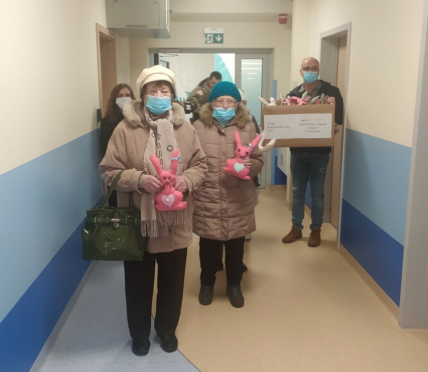 Goście z zajączkami odwiedzili Odział Dziecięcy w Szpitalu w Koszalinie [ZDJĘCIA]