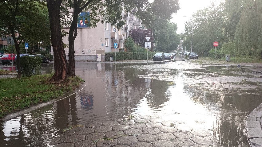 Skutki nocnej nawałnicy we Wrocławiu