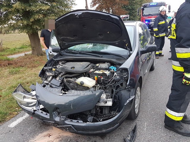 11 września 2018 roku w miejscowości Redlino w powiecie białogardzkim doszło do wypadku dwóch samochodów osobowych.  Prawdopodobnie w wyniku niezachowania zasad bezpieczeństwa w ruchu środków transportu kierująca pojazdem Renault Clio uderzyła w tył przyczepy zamocowanej do Forda Transita. W wyniku uderzenia przyczepa-laweta odczepiła się od zestawu pojazdów i zjechała do przydrożnego rowu. Dwie osoby podróżujące pojazdami opuściły auta przed przybyciem sił ratowniczych. Strażacy zabezpieczyli miejsce zdarzenia i udzielili pierwszej pomocy przedmedycznej kierującej pojazdem. Po przyjeździe Zespołu Ratownictwa Medycznego poszkodowaną przekazano ratownikom medycznym. Strażacy odłączyli akumulator w pojeździe i za pomocą sorbentu usunęli z drogi wycieki płynów eksploatacyjnych. W działaniach brały udział: JRG w Białogardzie, OSP w Karlinie,  ZRM i Policja. Straty oszacowano na 30 tys. zł. Zobacz także: Szczecinek: Wypadek w Gwdzie Małej