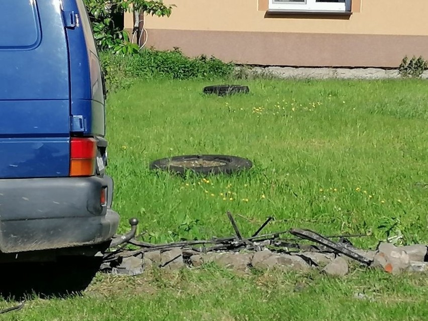 Rakowo. Kierowca busa wjechał w ogrodzenie posesji i uciekł z jednym z pasażerów z miejsca zdarzenia (zdjęcia)