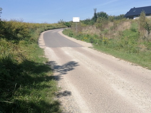 Prawie 600 metrów długości  liczy wyremontowany odcinek ulicy Chwałeckiej w Chwałkach w gminie Obrazów, na którym położono asfalt.