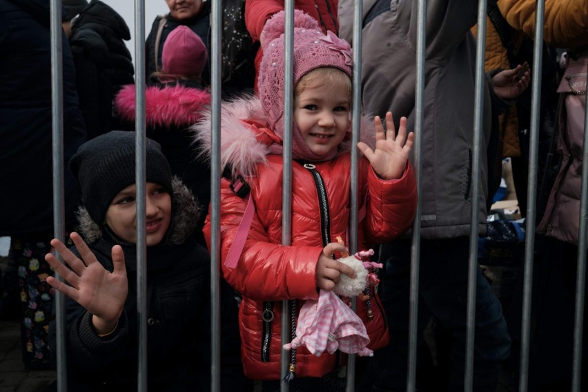 Tysiące uchodźców na przejściu granicznym w Medyce. "Przejmujący widok, do którego wielu się przyzwyczaiło" [ZDJĘCIA]