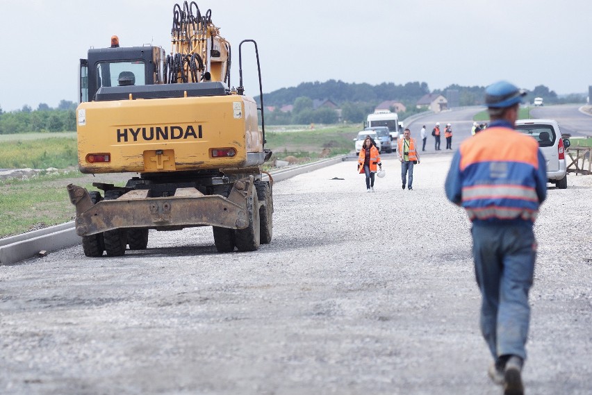 Kilka lokalnych firm zaangażowanych przy budowie autostrady...