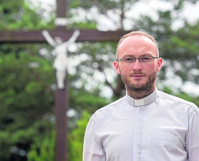 Ksiądz Robert Stwora czuwa nad organizacją pobytu pielgrzymów Światowych Dni Młodzieży w Słupsku.