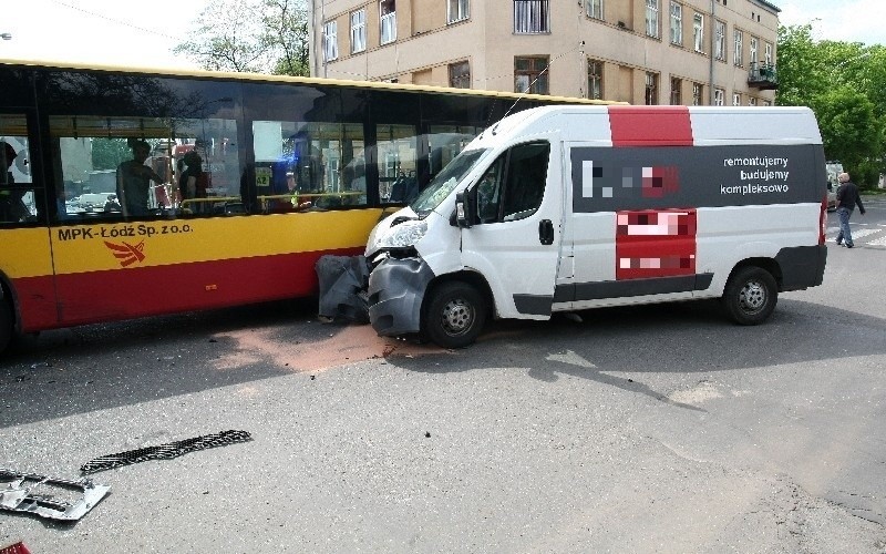Wypadek z udziałem autobusu MPK. 14 osób rannych [ZDJĘCIA, FILM]