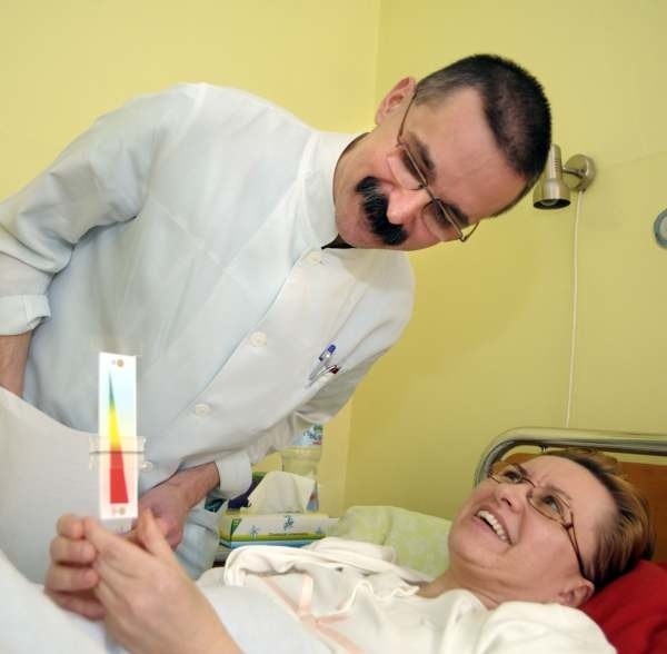 Elżbieta Żurakowska, która przeszła operację, pokazuje anestezjologowi Januszowi Molinkiewiczowi na specjalnej linijce ze skalą od 0 do 10, na ile ocenia swój ból. Jest dobrze, o czym świadczy uśmiech pacjentki.
