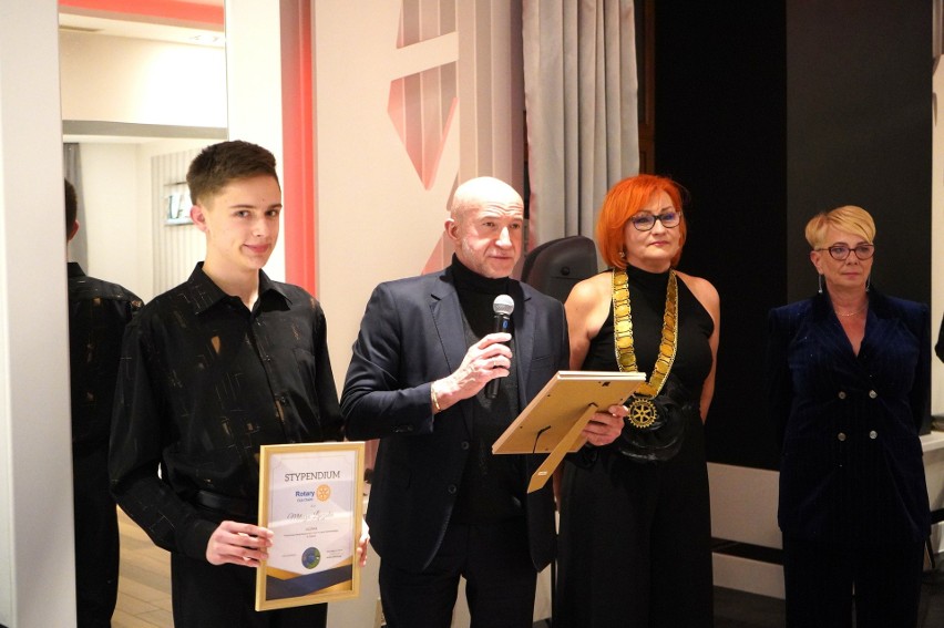 Chełmscy rotarianie wspierają młode talenty. Ponad 10 tys złotych zebrali podczas kolacji charytatywnej. Zobacz zdjęcia