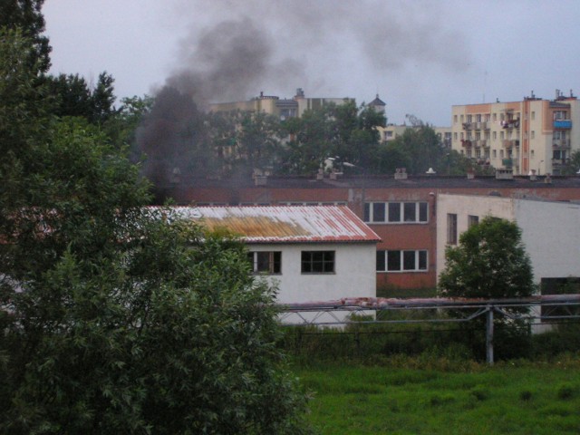 Zdjęcie kłębów dymu wydobywających się z opuszczonego zakładu oraz akcji pożarniczej otrzymaliśmy od naszego Czytelnika z Sulechowa