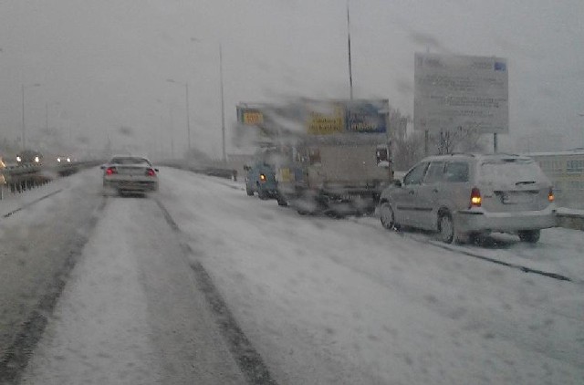 Na zielonogórskich ulicach jest biało. Tak o 8.00 wygladał wiadukt na ul. Sulechowskiej.