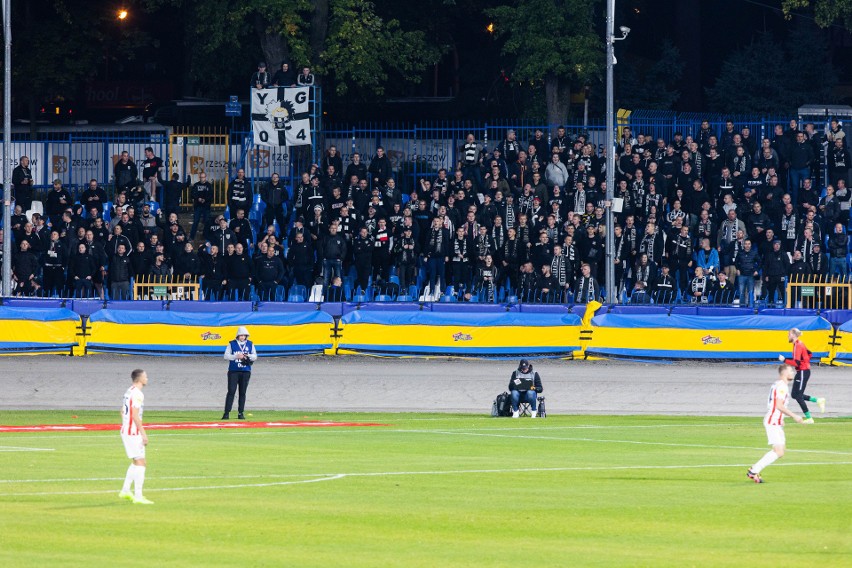 Resovia - Sandecja. Kibice drużyny z Nowego Sącza na...