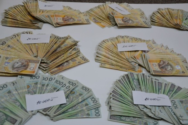 W mieszkaniu oszusta policjanci znaleźli ponad 100 tys. zł w gotówce
