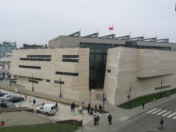 Zdania przemyślan na temat bryły nowego budynku Muzeum Narodowego Ziemi Przemyskiej są podzielone. Ma ona zwolenników i przeciwników.