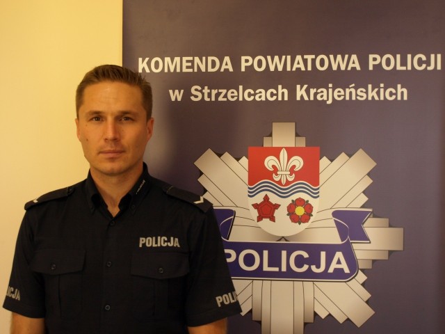 Tomasz Bartos jest rzecznikiem prasowym Komendy Powiatowej Policji w Strzelcach Kraj.