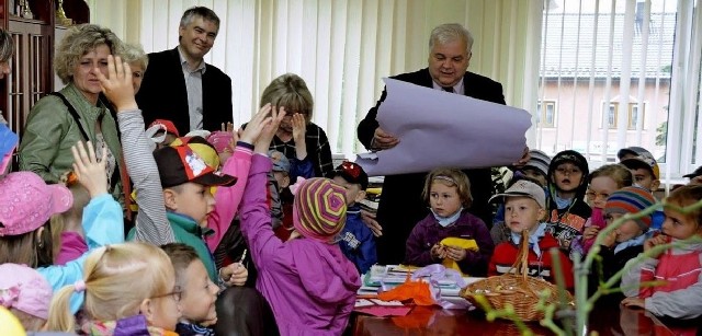 Przedszkolaki z &#8222;trójki&#8221; wręczyły burmistrzowi Staszowa petycję z prośbą o modernizację placu zabaw przy przedszkolu.
