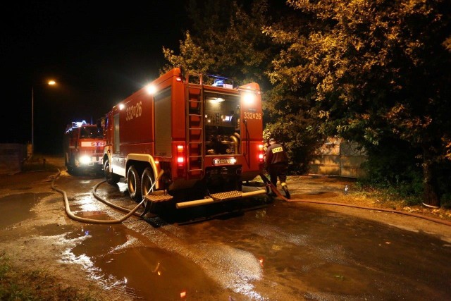 11 strażackich wozów gasiło pożar, który wybuchł na poddaszu jednego z domów przy ulicy Skrajnej na radomskim Halinowie.