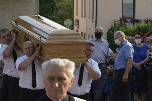 W piątek w Staszowie rozpoczęły się uroczystości pogrzebowe księdza prałata Henryka Kozakiewicza, który zmarł 3 sierpnia po długiej chorobie. Urodził się w Ożarowie, jako wikariusz pracował w następujących parafiach: Nowa Słupia 1964-1968, Ostrowiec Św., par. NMP 1968-1970, Starachowice, par. Wszystkich Świętych 1970-1971, Przedbórz 1971-1973, Zwoleń 1973-1976, Staszów 1976-1986. W latach 1988-2012 był proboszczem parafii św. Bartłomieja w Staszowie.W piątek rozpoczęły się uroczystości pogrzebowe. O 16 nastąpiło przewiezienie ciała do kościoła św. Bartłomieja, o 17 procesja do kościoła Ducha Świętego, gdzie o 18.00 rozpoczęła się msza święta żałobna.Dalsze uroczystości w sobotę: godz. 11.00 – Msza św. pogrzebowa, po niej złożenie ciała na cmentarzu w Staszowie.Przebieg piątkowych uroczystości pogrzebowych na kolejnych slajdach. (dor)