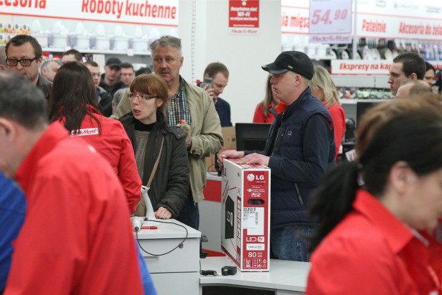 Planowaliście zakup nowej lodówki, pralki, komputera, telewizora czy smartfona? Lepiej się pospieszcie! Już niebawem ceny za sprzęt RTV i AGD mają wzrosnąć. Nie będzie wyjątków! Podwyżki obejmą niemal każdy rodzaj sprzętu i wejdą w życie już niebawem. Koniecznie poznajcie szczegóły! CZYTAJ DALEJ NA KOLEJNYCH SLAJDACH --->