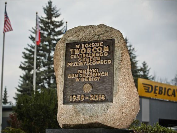 Pomnik postawiony w hołdzie twórcom Centralnego Okręgu Przemysłowego i Fabryki Gum Jezdnych w Dębicy.