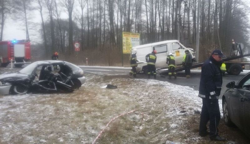 Groźny wypadek pod Łodzią. Samochód zderzył się z busem. 11 osób rannych! [zdjęcia]
