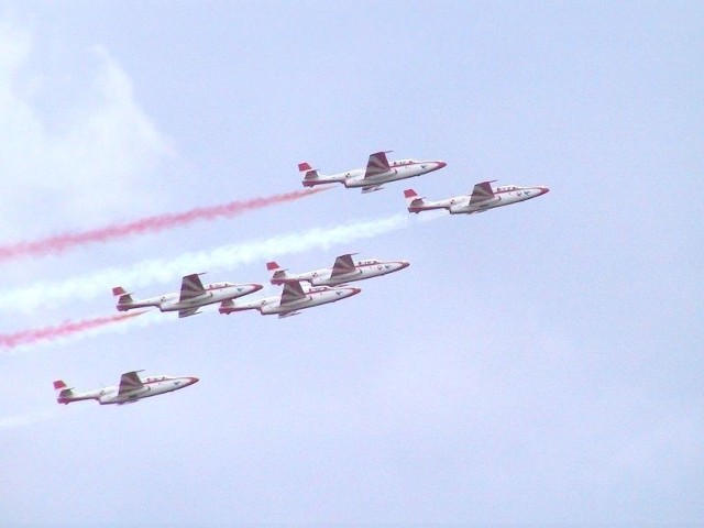 W zespołowych pokazach akrobacyjnych Polskie Siły Powietrzne będą reprezentowały Biało-Czerwone Iskry.