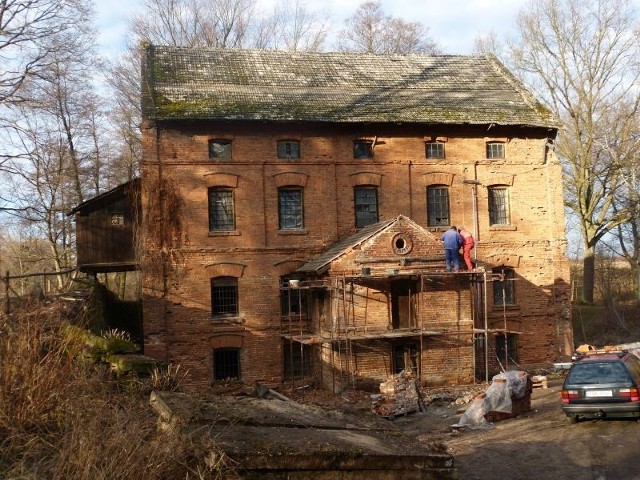 Remontują stary młyn w Suchedniowie. Ma pracować i produkować prądTrwa remont młyna przy ulicy Koszykowej w Suchedniowie.