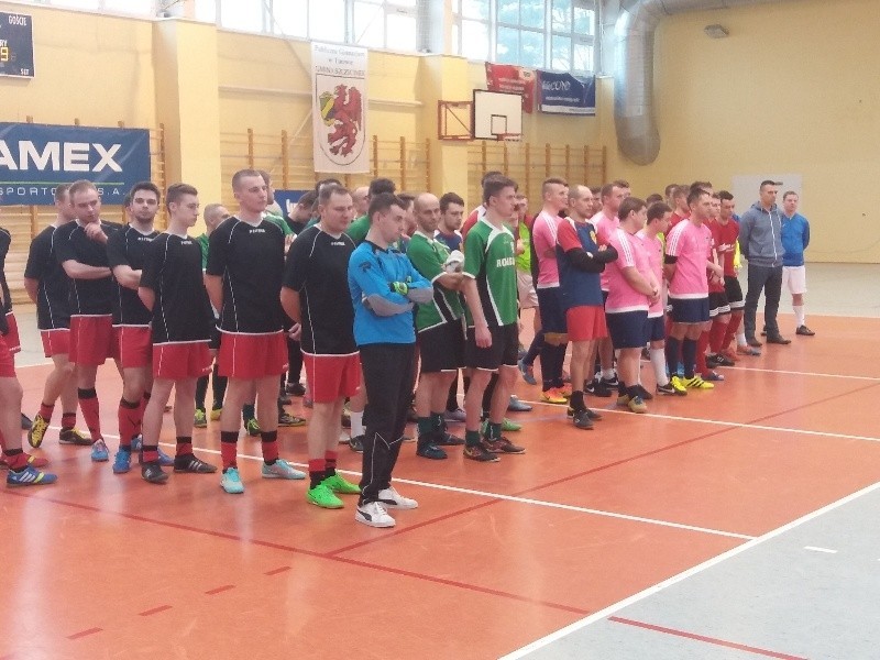 Brawa dla piłkarzy, grali w Turowie, pomogli Julce [zdjęcia]