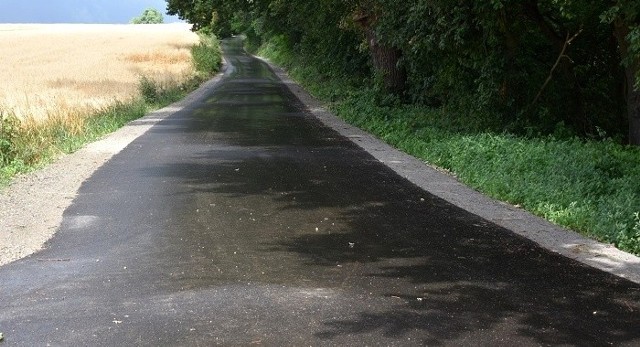 Nowy dywanik asfaltowy na zmodernizowanej drodze gminnej w Kobieli.