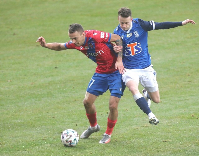 Lech Poznań po emocjonującym pojedynku zremisował w niedzielę z Rakowem Częstochowa 3:3. Dla Kolejorza był to "mecz ostatniej szansy", by włączyć się jeszcze do walki o tytuł mistrza Polski. Teoretycznie nic jeszcze nie jest stracone, w praktyce straty są już prawie nie do odrobienia, bo mamy za sobą jedną trzecią rozgrywek, a ostatnią wygraną Kolejorz zanotował 49 dni temu, 4 października w Gliwicach. Oto nasze wnioski po meczu.Przejdź do galerii --->