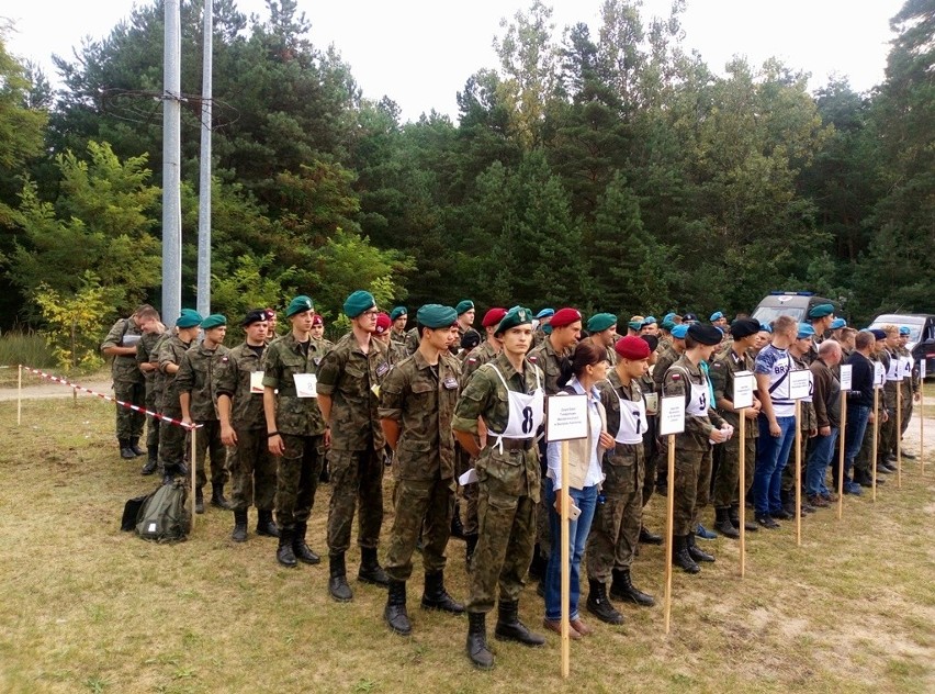 Uczniowie z klasy mundurowej ze Skarżyska najlepsi w województwie. Pojadą do Żagania (ZDJĘCIA)