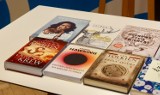 Książki zalegajace na półkach w domu, można przekazać bibliotece 