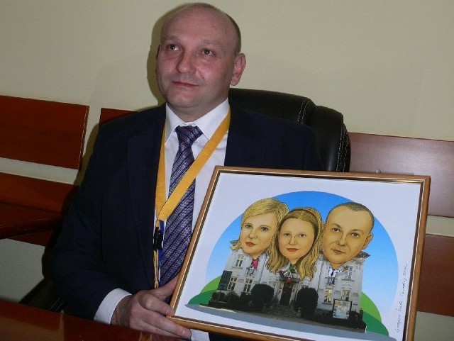 Marcin Kapusta ze Skopania, jednodniowy prezydent Tarnobrzega wylicytował fotel prezydenta Tarnobrzega za 800 złotych. W prezencie od prezydenta miasta otrzymał obraz ze swoimi najbliższymi i budynkiem urzędu.