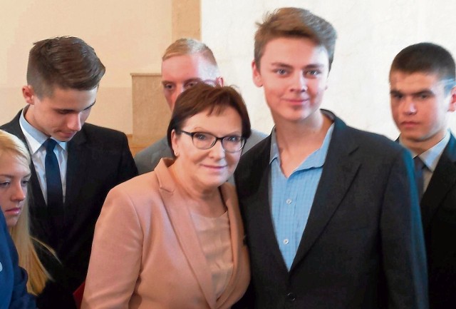 Piotr Matląg odebrał z rąk premier Ewy Kopacz  gratulacje za wybitne osiągnięcia w nauce. Wspólnie pozowali do zdjęcia