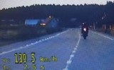 Motocyklista zatrzymany w gminie Kadzidło. Jechał prawie 140 km/h w terenie zabudowanym. 9.08.2022