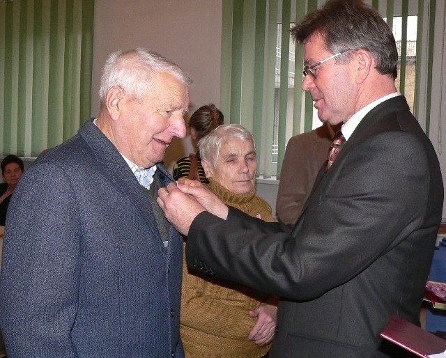 Pelagia i Zdzisław Grudniowie otrzymali medale z rąk burmistrza Piotra Wąsowicza.