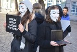Zielonogórska grupa Anonymous zaciekawiła przechodniów w centrum miasta. Wolontariusze namawiali m.in. do weganizmu [ZDJĘCIA]