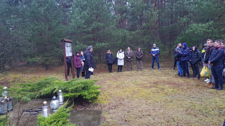 Różan. Uczniowie Zespołu Szkół odwiedzili leśne miejsce pamięci narodowej w Jurgach