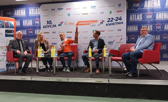 Jacek Chmiel prezentuje statuetkę dla najlepszych zawodników DOZ Maratonu Łódź