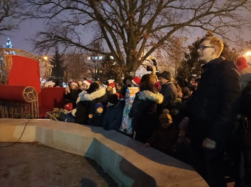 Mikołaj w Ostrowi Mazowieckiej. Święty odwiedził miasto z okazji mikołajek 6.12.2022