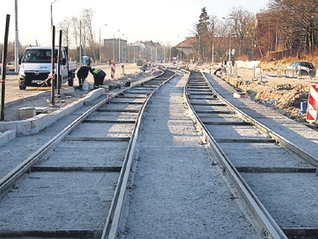 Na tramwaje musimy poczekać dłużej, niż zapowiadano wcześniej. &#8211; Nie jest to nasza decyzja &#8211; mówią wykonawcy.