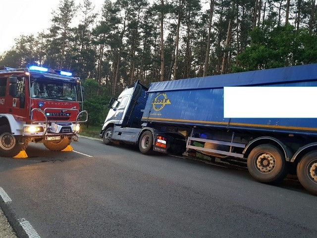 Nietypową nocną akcje ratunkową prowadzili włoszczowscy strażacy. Ratowali ciężarówkę z naczepą pełną zboża, przed wywróceniem się do rowu.>>>ZOBACZ WIĘCEJ NA KOLEJNYCH SLAJDACH