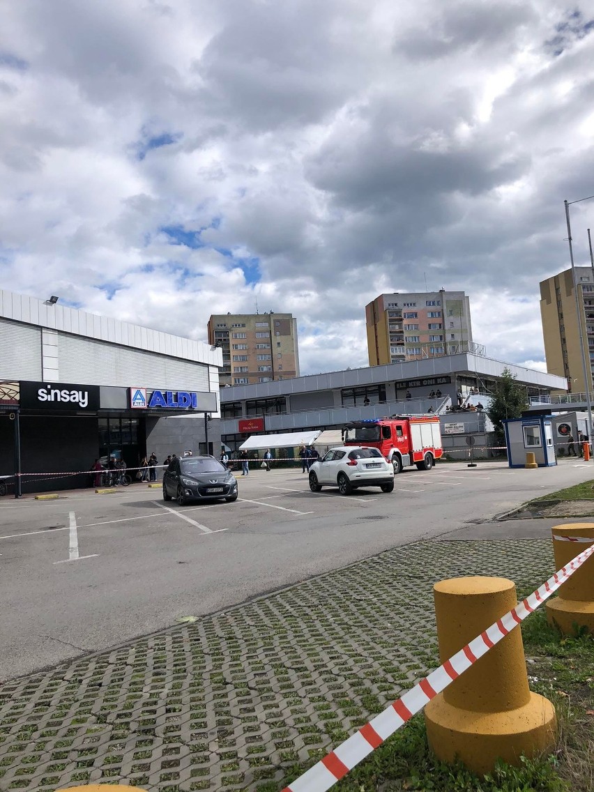 Nowy Sącz. Podejrzana przesyłka przy CH Europa. Czy to materiały wybuchowe? Na miejscu pirotechnicy z Krakowa. Zobacz zdjęcia