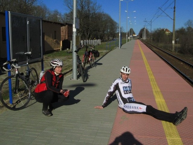 W ostatnią niedzielę turyści czekali w Sycewicach na pociąg, siedząc na polbruku. W maju na peronie pojawi się ławka.