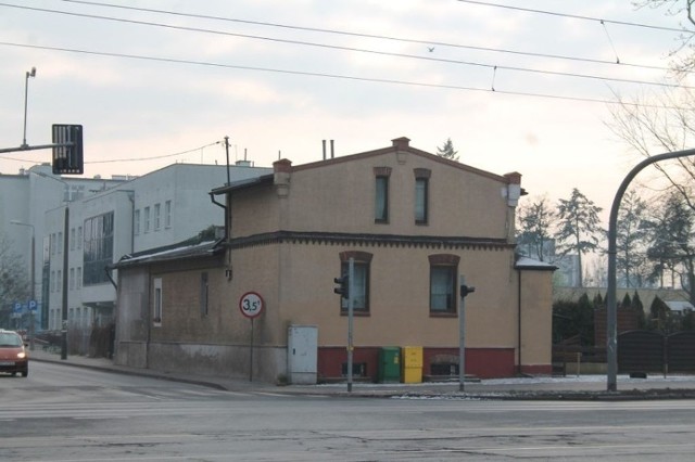 Pozostałości fabryki aromatów i soków Wilhelma Herzfelda i Eduarda Lissnera na rogu ul. Kościuszki i Batorego. Zdjęcie sprzed kilku lat, ale już archiwalne