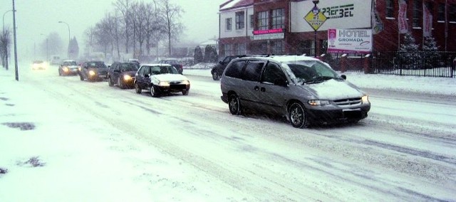 To pierwszy tak ostry atak zimy w tym roku. Warunki na drogach były fatalne, mimo że pługi śnieżne pracowały non stop. Niestety, ciągle padający śnieg i silny, zacinający wiatr skutecznie niweczyły pracę łomżyńskich drogowców.