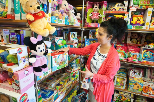 Sklepy z zabawkami w Słupsku przeżywają ciężkie chwileW sklepie Piotruś w Słupsku nadal popularne są markowe produkty, na które składa się niekiedy kilka osób z rodziny.