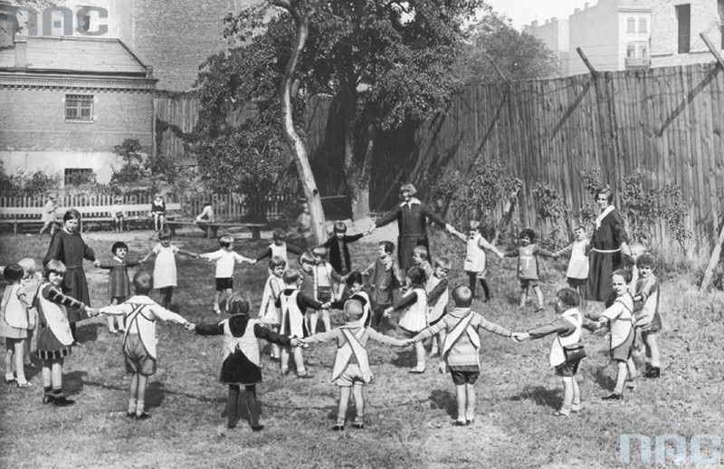 Przed 1939 rokiem. Zabawa z dziećmi
