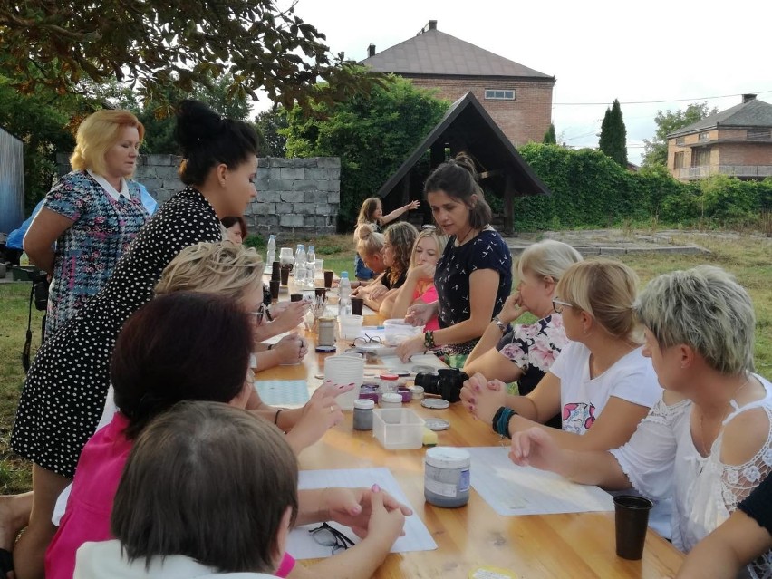 Panie z kół gospodyń wiejskich w gminie Skalbmierz nie zwalniają tempa. Tym razem lepiły aniołki i domki z gliny. Jak im poszło? [ZDJĘCIA]